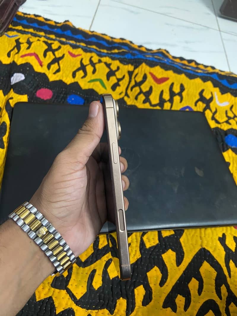 Apple iPhone 16 Pro Max 2