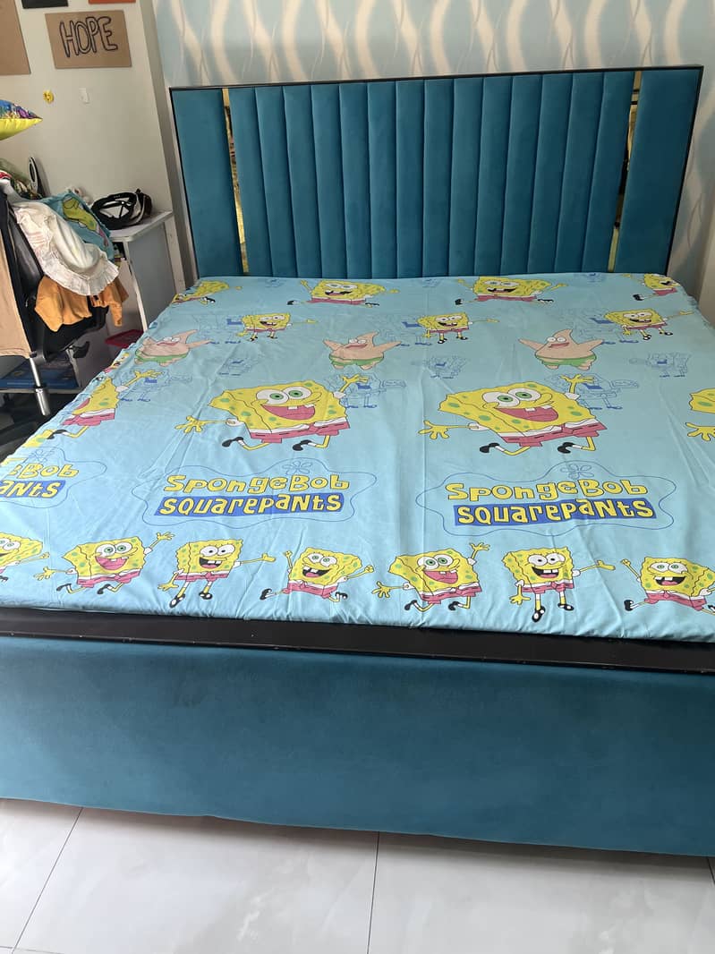 King size bed 0