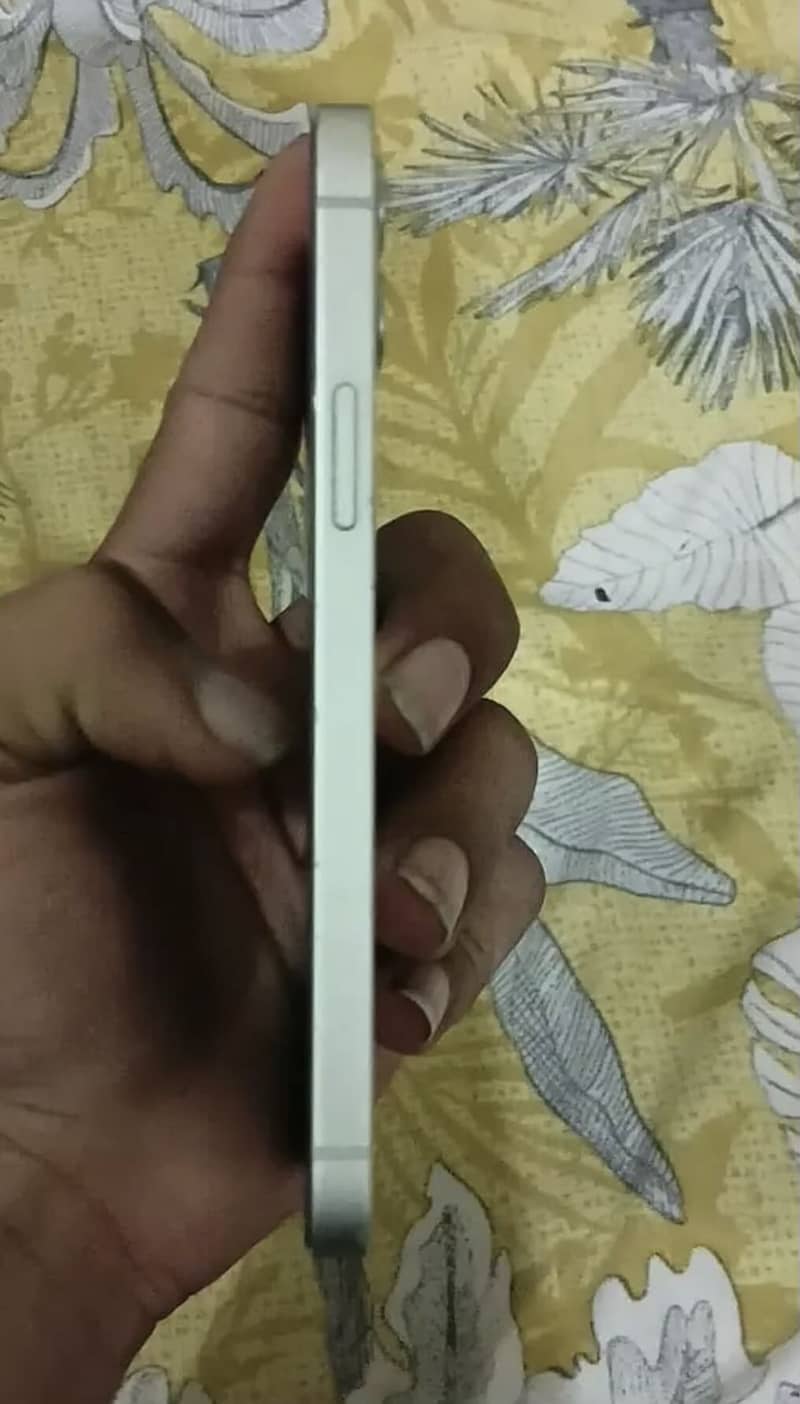 Apple iPhone 12 4