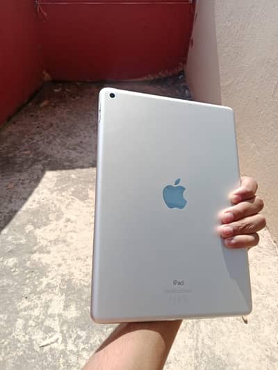 ipad8gen box avalible