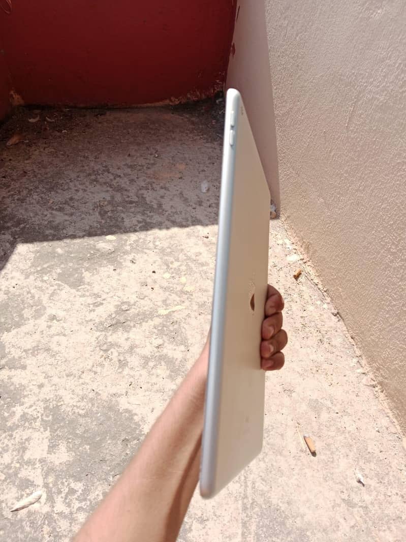 ipad8gen box avalible 1