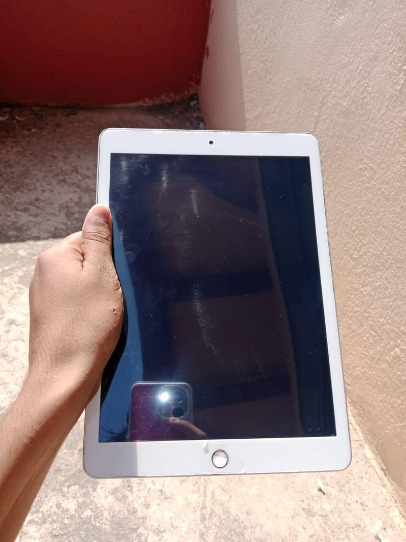ipad8gen box avalible 4