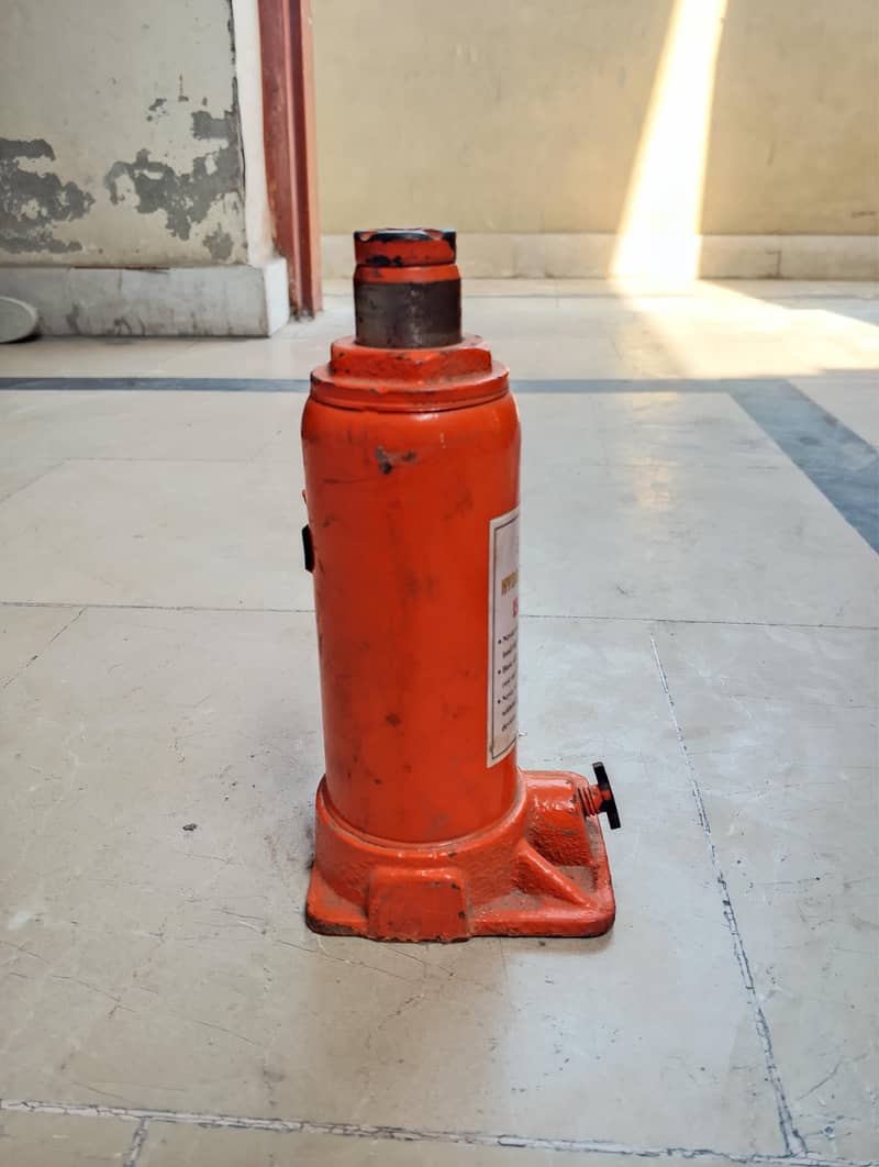 Car jack 1