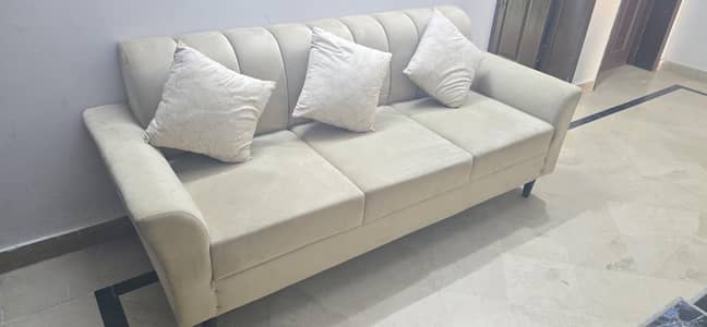 6 Seater sofa set Excellent condition with center table