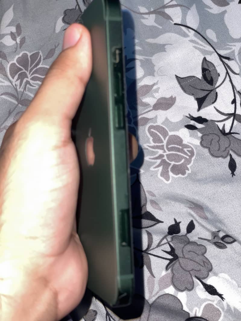 Apple iPhone 13 2
