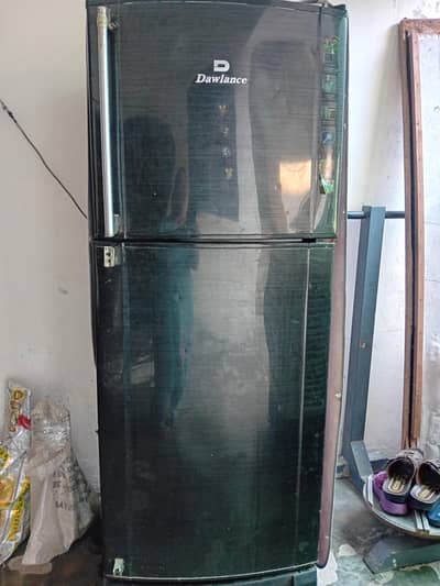 dalliance fridge  h Hury pas 2 hn isliy seall kr rhy h neet h bilkul