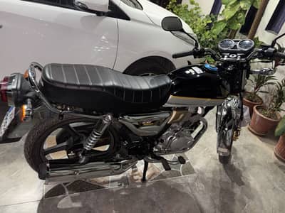 Honda CG 150 black.