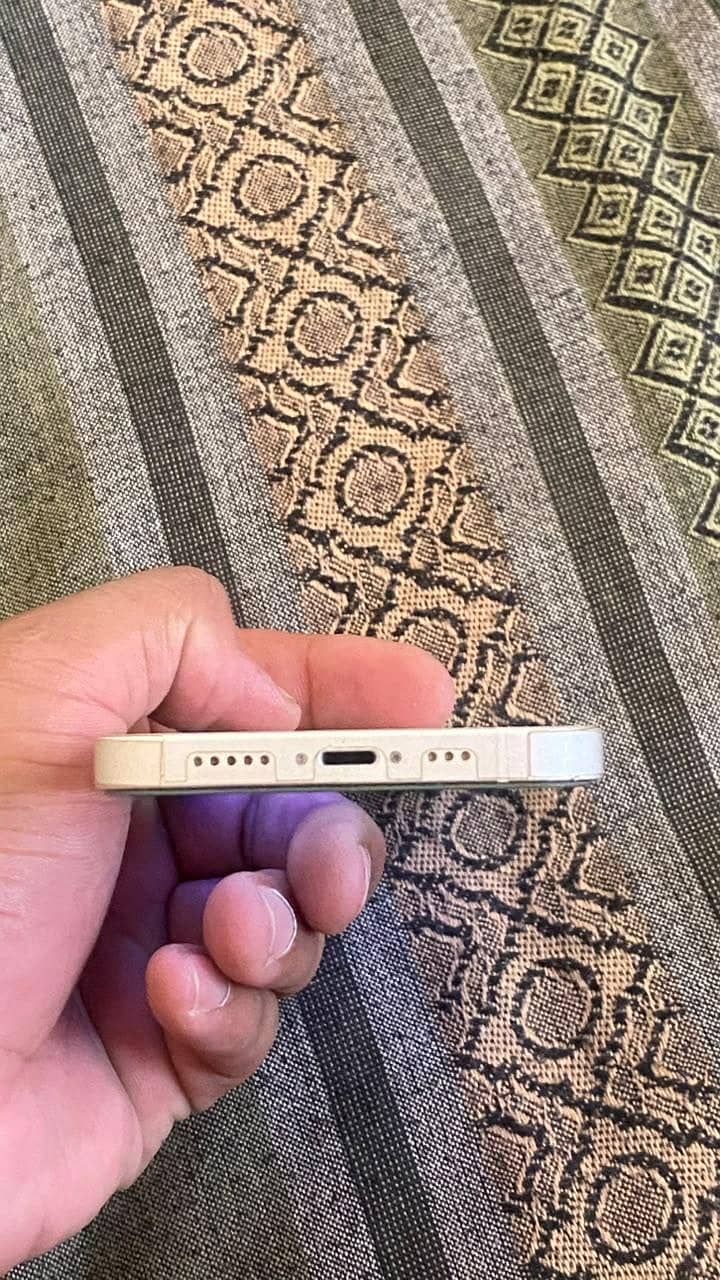 Apple iPhone 12 4
