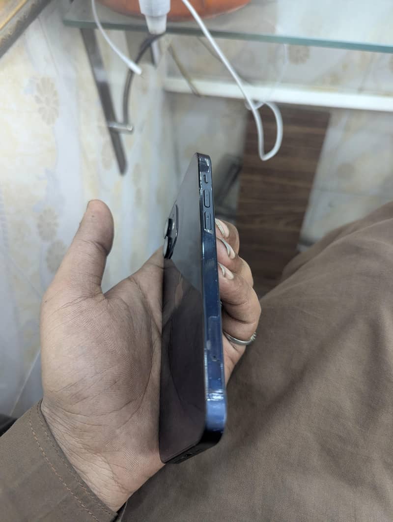 Apple iPhone 12 3