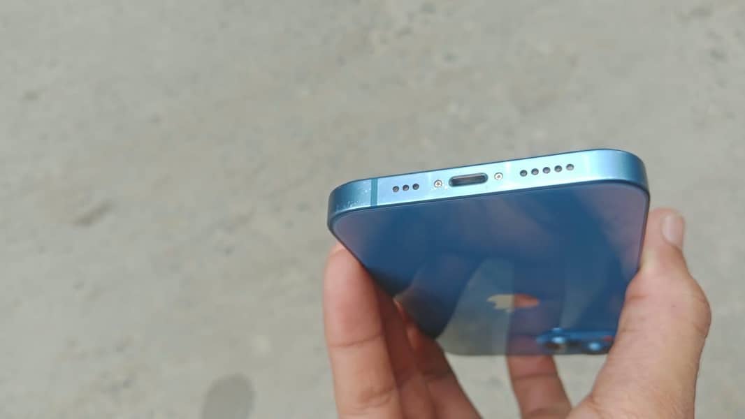 Apple iPhone 13 5