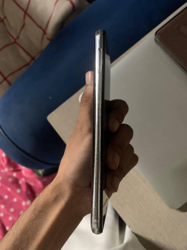 Sharp Aquos R2 3