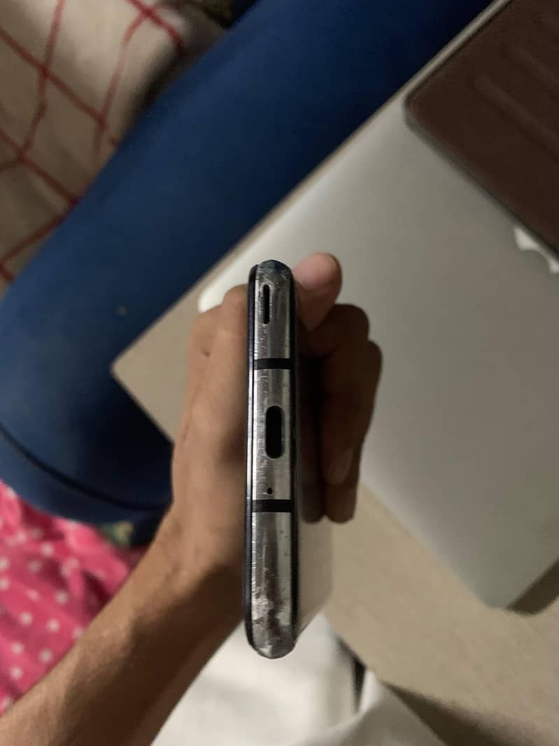 Sharp Aquos R2 4