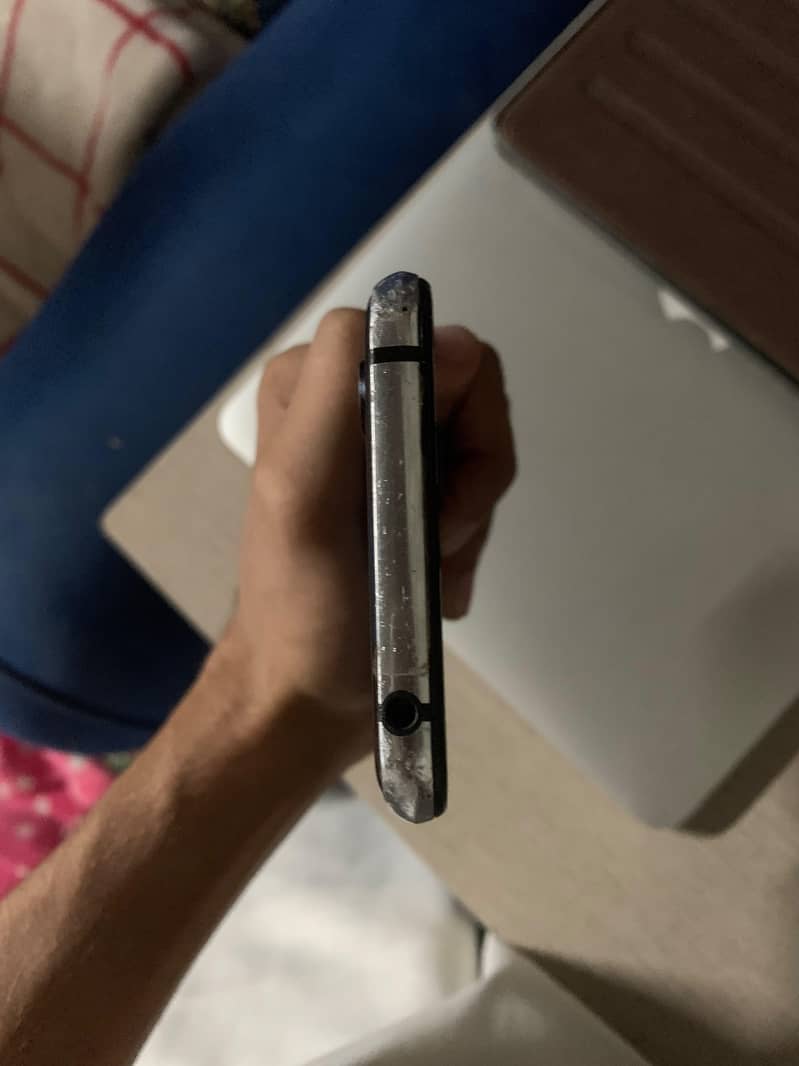 Sharp Aquos R2 5