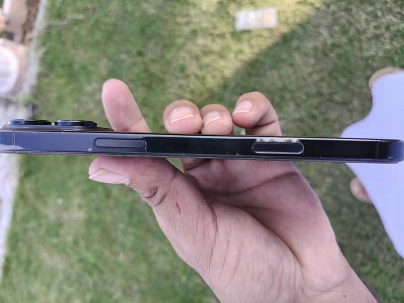 Apple iPhone 16 Pro Max 2