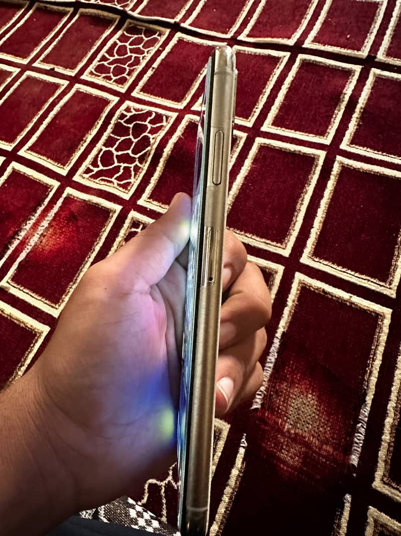 Apple iPhone XS Max 3