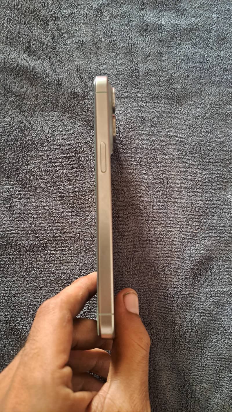 Apple iPhone 15 Pro Max 4