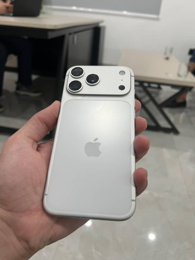 Apple iPhone 17 Pro Max 1