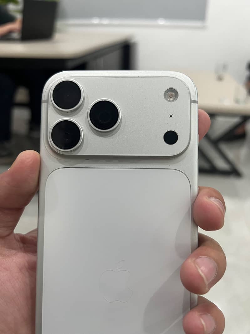 Apple iPhone 17 Pro Max 2