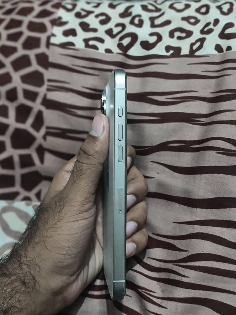 Apple iPhone 15 Pro Max 2