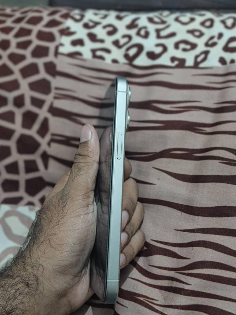 Apple iPhone 15 Pro Max 3