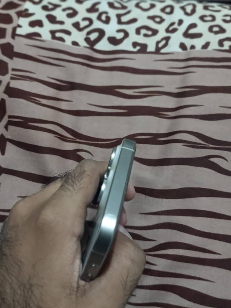 Apple iPhone 15 Pro Max 4