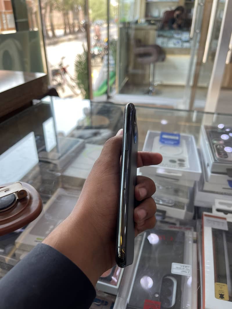 Apple iPhone 11 Pro 2