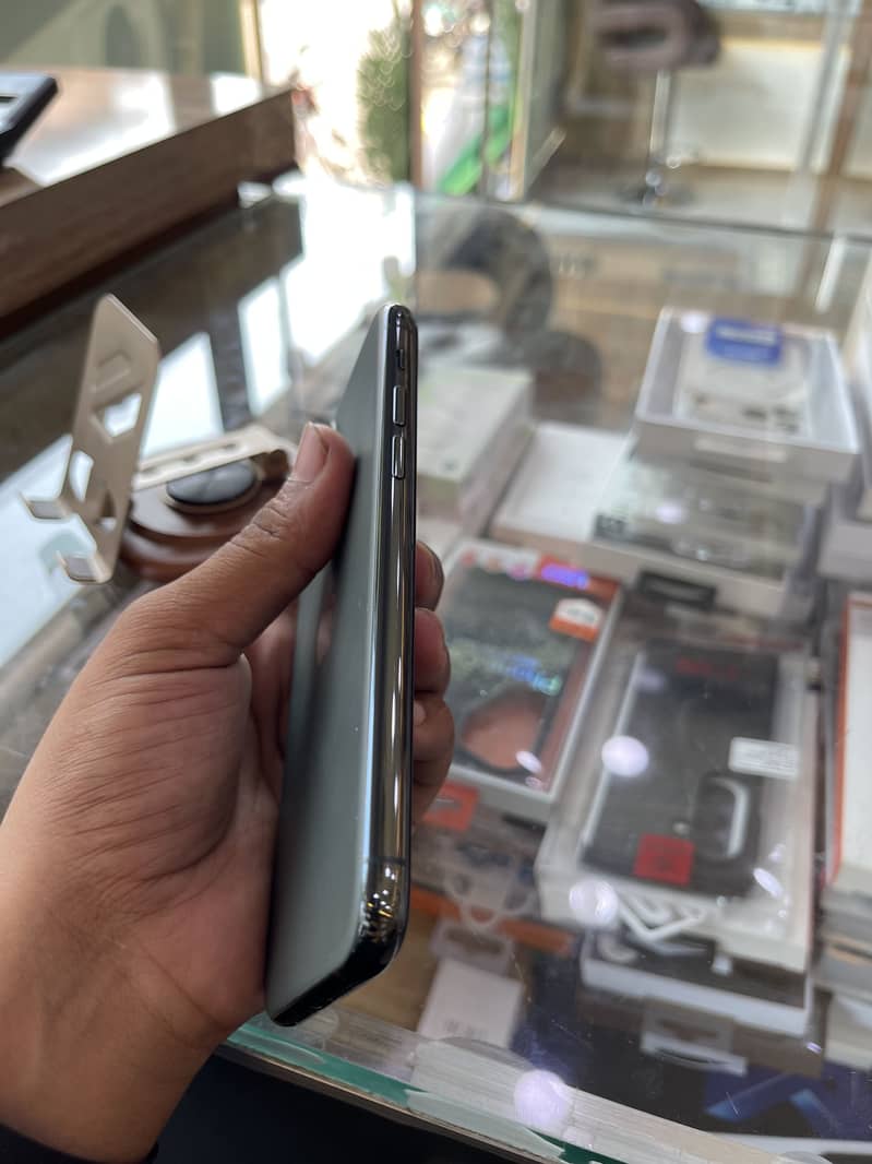 Apple iPhone 11 Pro 4