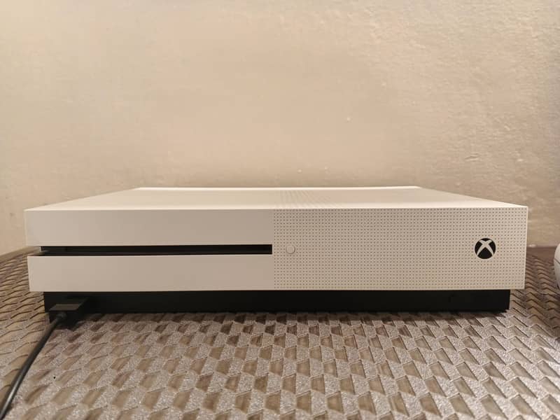XBOX ONE(S) 1TB 0