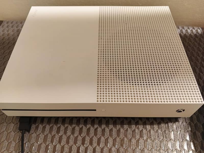 XBOX ONE(S) 1TB 1