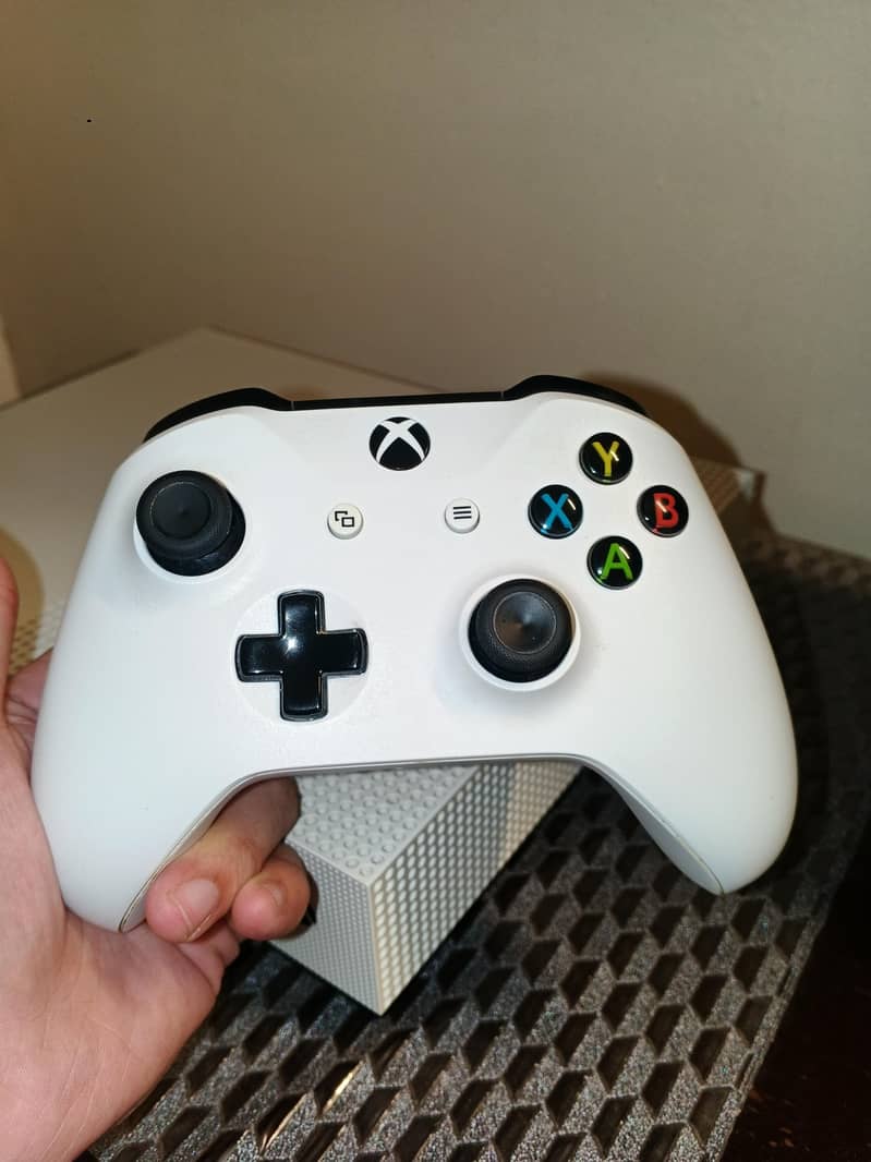 XBOX ONE(S) 1TB 3