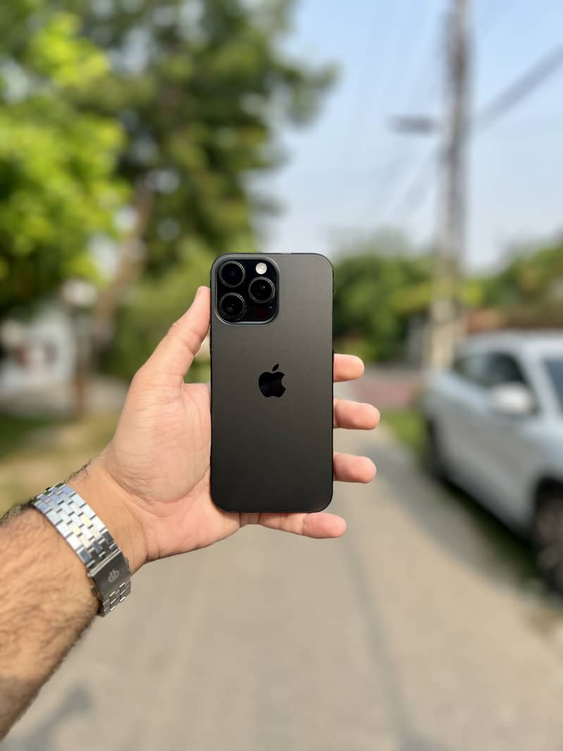 Apple iPhone 16 Pro Max 1