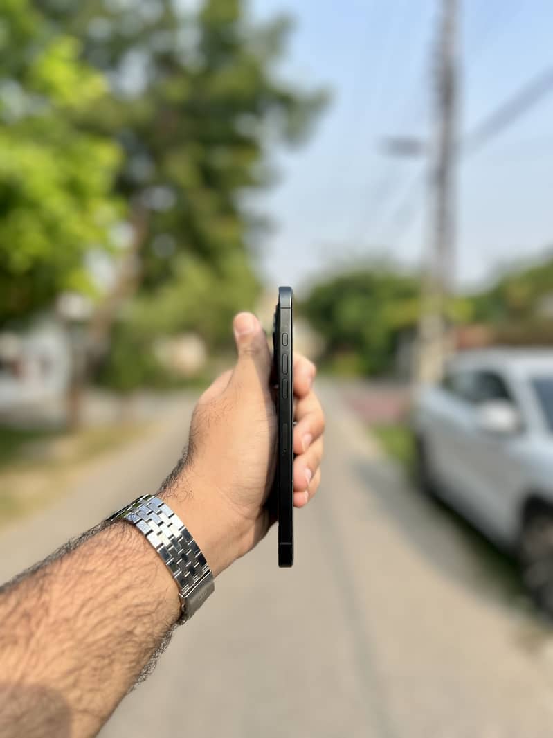 Apple iPhone 16 Pro Max 4