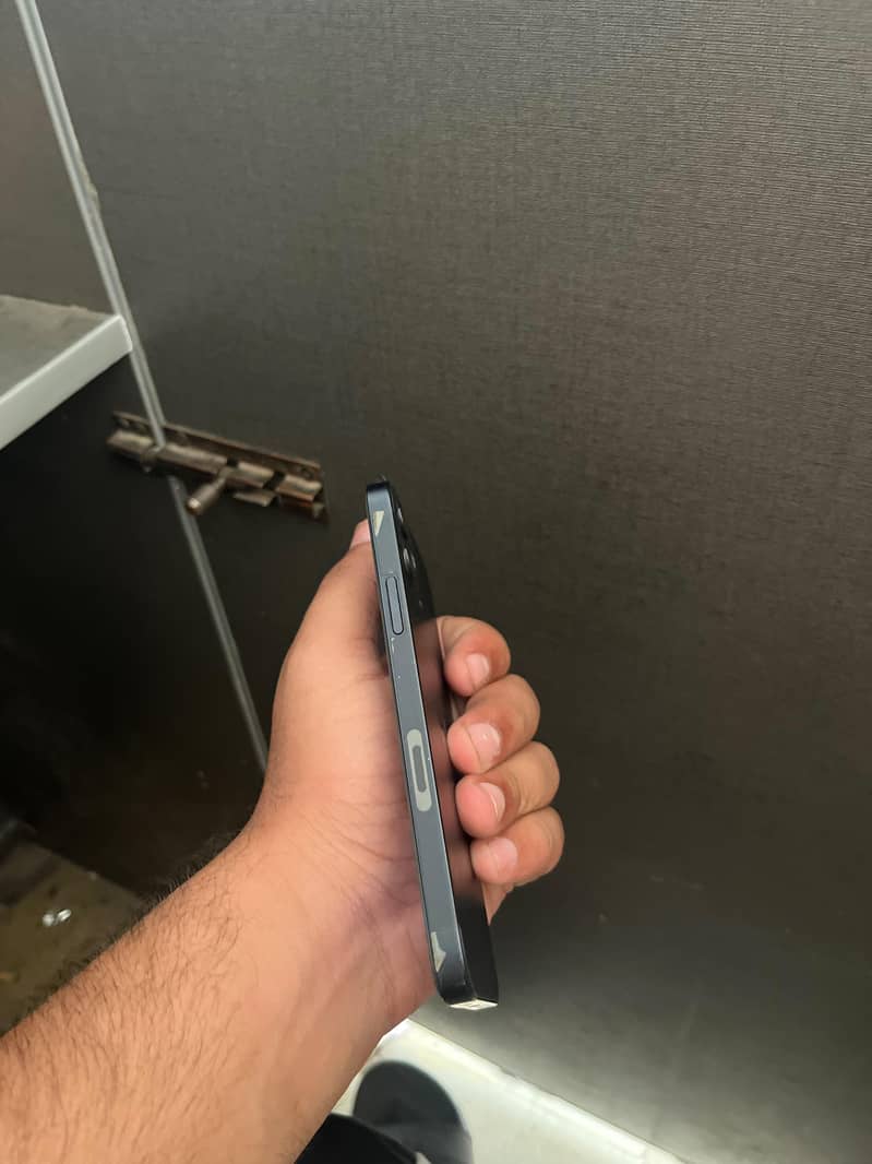 Apple iPhone 12 4