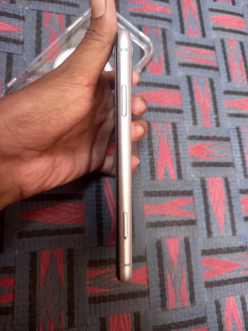 Apple iPhone 11 4