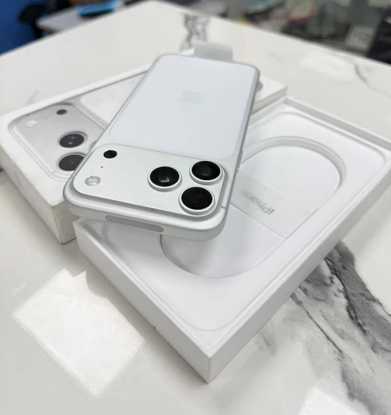 Apple iPhone 17 Pro Max 1