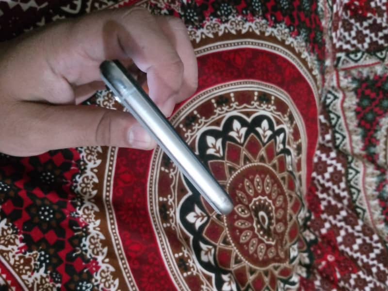 Apple iPhone XS Max 4