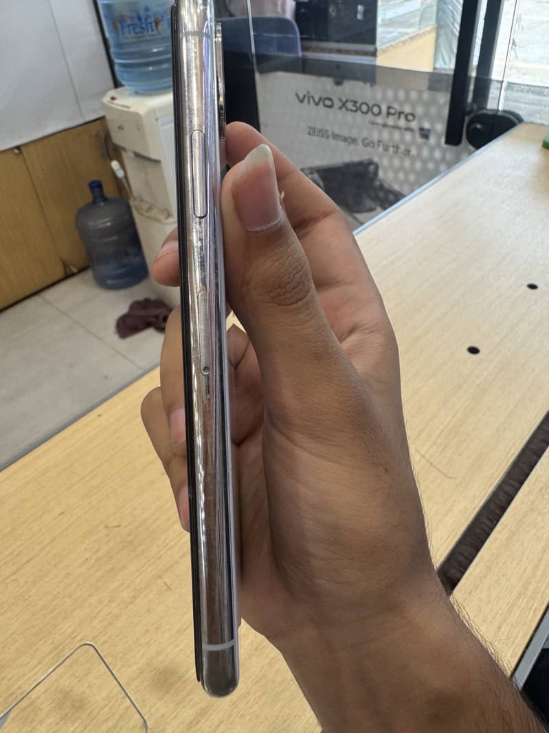 Apple iPhone X 4