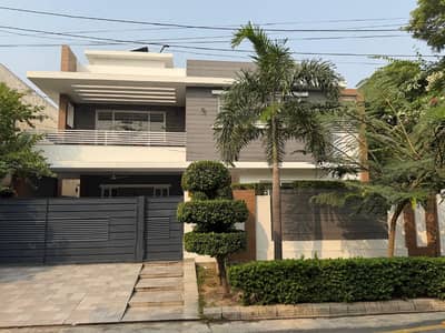 1 KANAL CORNER HOUSE AVAILABLE IN IZMIR TOWN IN A VERY HOT LOCATION OF LAHORE