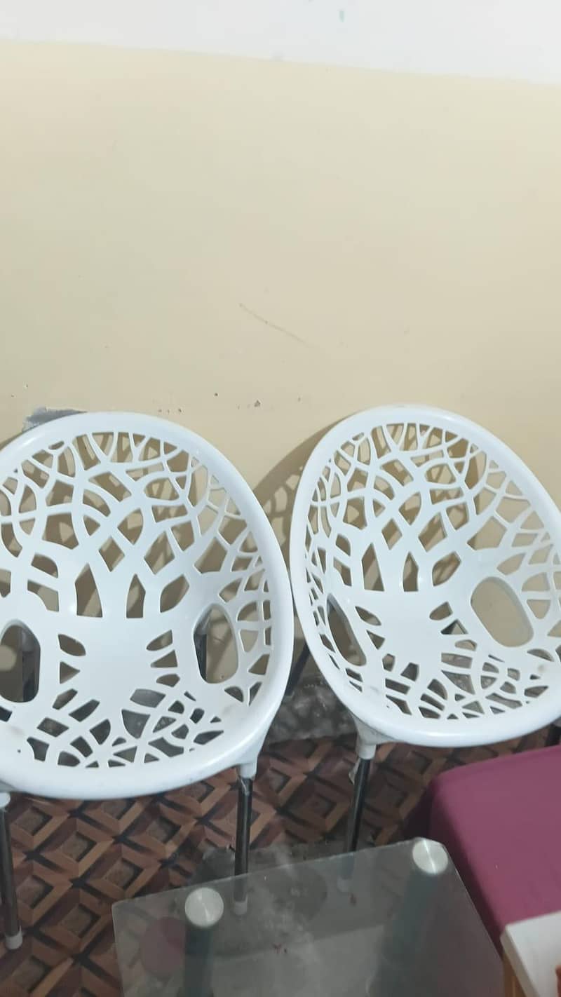 2 chairs 0
