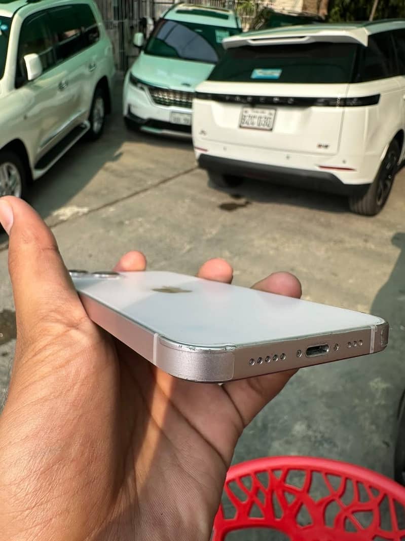 Apple iPhone 13 4