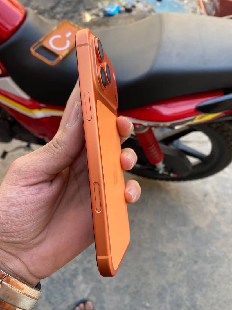Apple iPhone 17 Pro Max 4