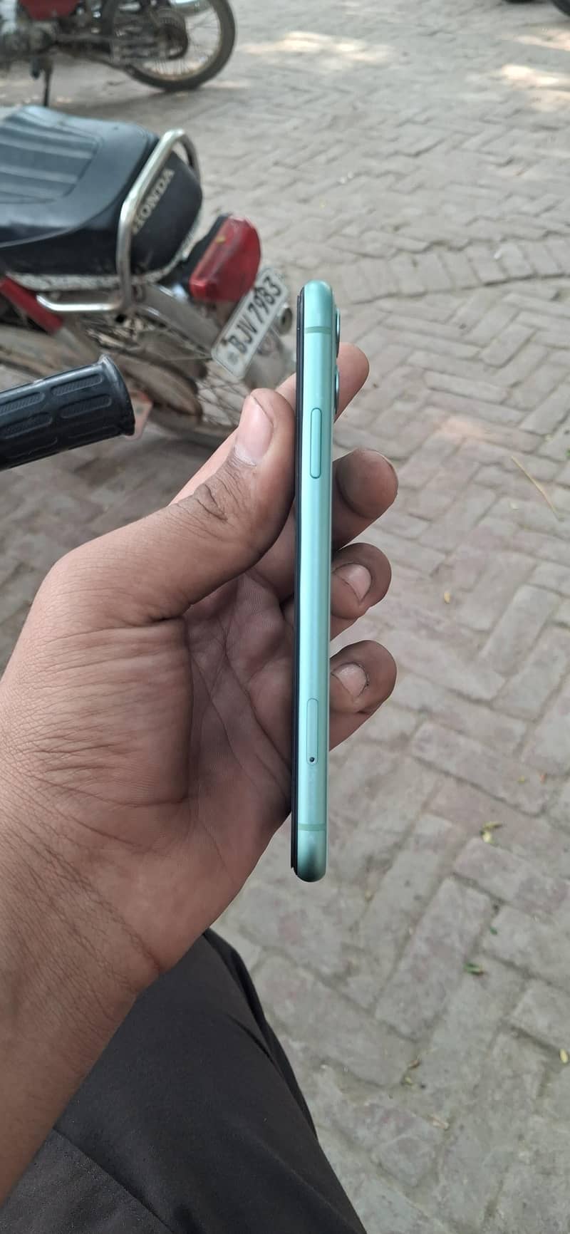 Apple iPhone 11 4