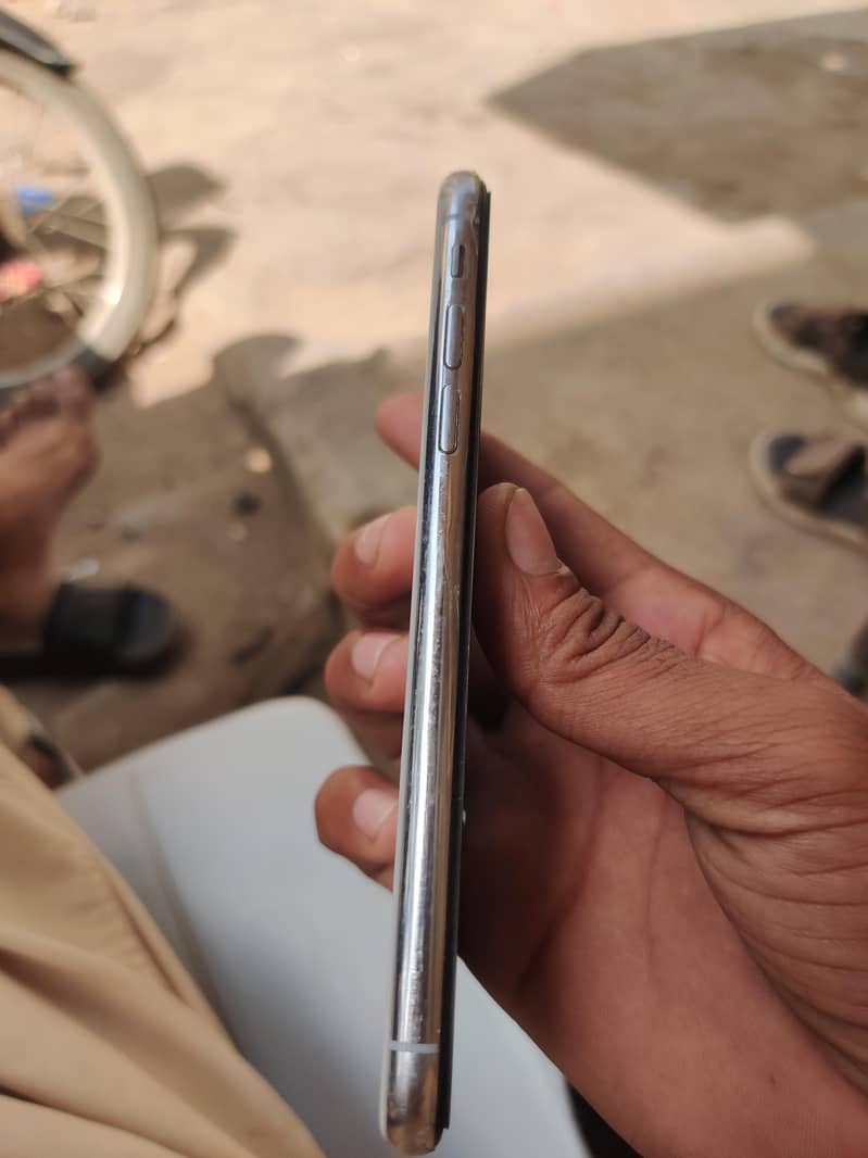 Apple iPhone X 4