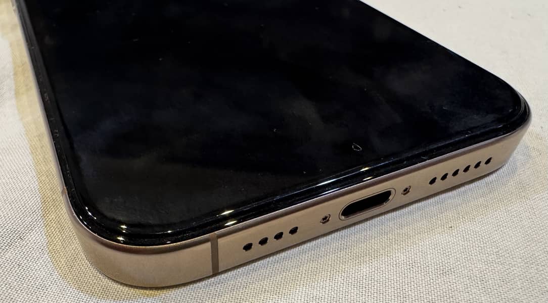 Apple iPhone 16 Pro Max 6