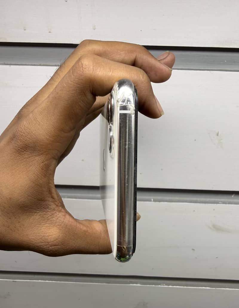 Apple iPhone 11 Pro Max 4