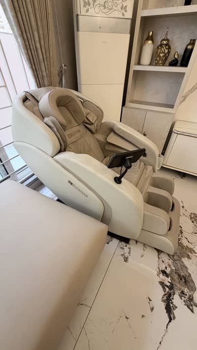 JC Buckman IndulgeUs Massage chair - Excellent condition