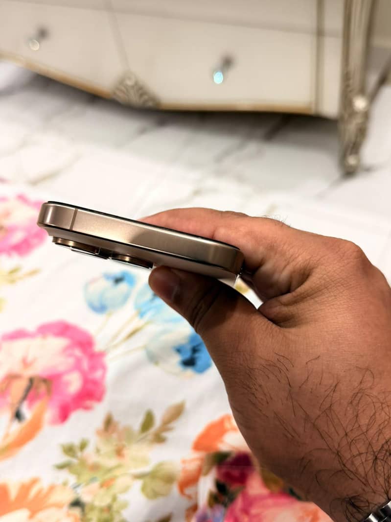 Apple iPhone 16 Pro 3