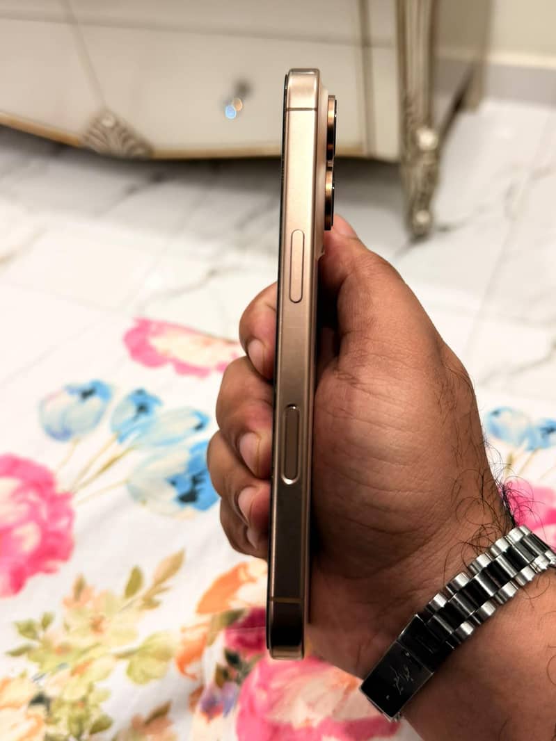 Apple iPhone 16 Pro 4