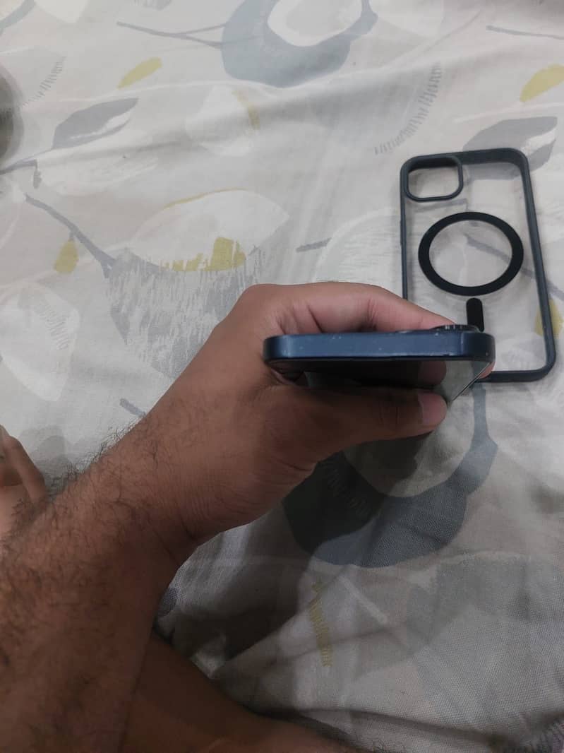 Apple iPhone 13 4