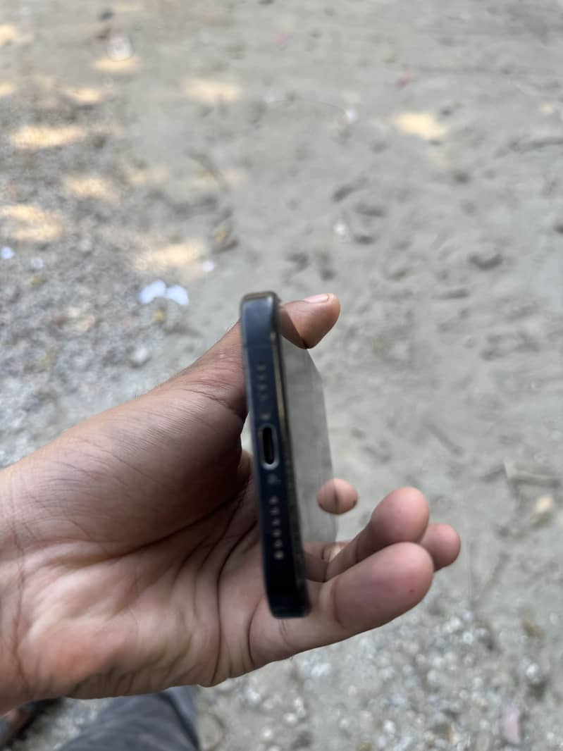 Apple iPhone 15 Pro Max 2